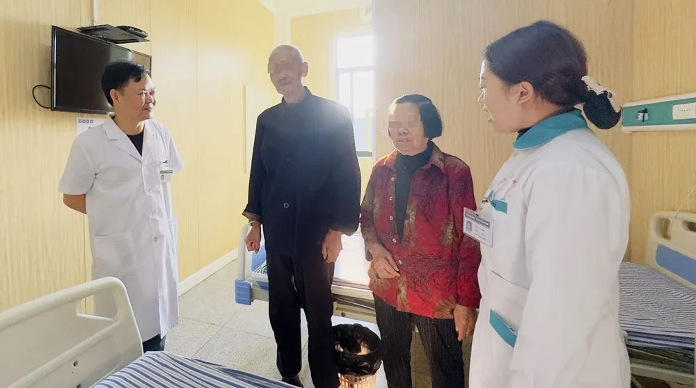 老人排尿痛苦，外科微创手术解“男”言之隐