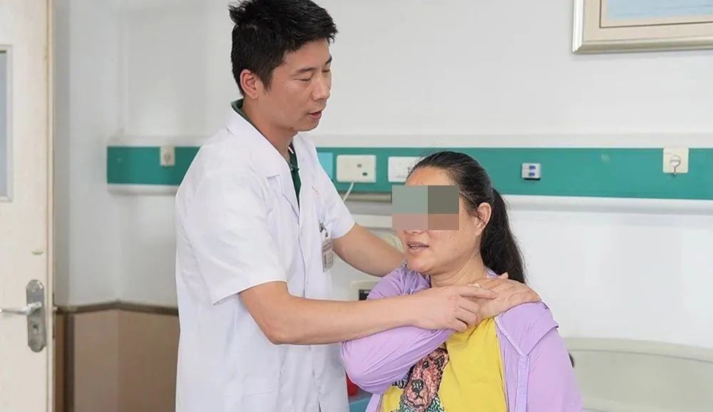 肩颈僵痛手不能抬！医生提醒，50岁以上要警惕肩周炎！